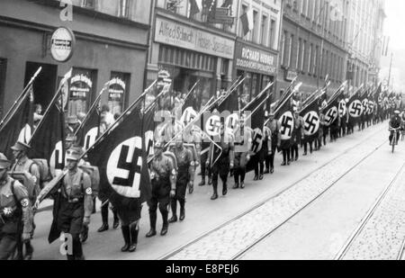 Nürnberger Rallye 1933 in Nürnberg - Mitglieder der SA (Sturmabteilung) marschieren durch die Straßen von Nürnberg. (Qualitätsmängel aufgrund der historischen Bildkopie) Fotoarchiv für Zeitgeschichtee – KEIN KABELDIENST – Stockfoto