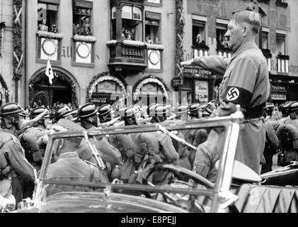 Die Nazi-Propaganda! Das Bild zeigt Adolf Hitler, der Mitglieder der SA, der SS, der NSKK und der NSFK begrüßt, die während der Nürnberger Rallye in Nürnberg vom 6. Bis 13. September 1937 an ihm vorbeimarschieren. Fotoarchiv für Zeitgeschichte - KEIN KABELDIENST - Stockfoto