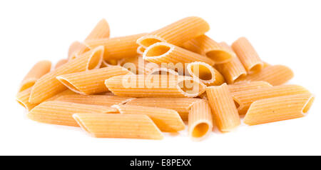 Vollkorn Nudeln (Penne) als Nahaufnahme isoliert auf weißem Hintergrund Stockfoto