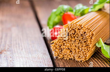 Vollkorn Spaghetti (Nahaufnahme) auf einem alten Holztisch Stockfoto