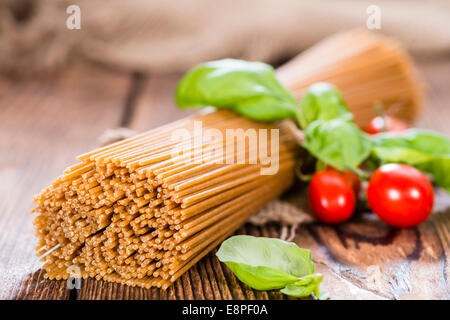 Vollkorn Spaghetti (Nahaufnahme) auf einem alten Holztisch Stockfoto