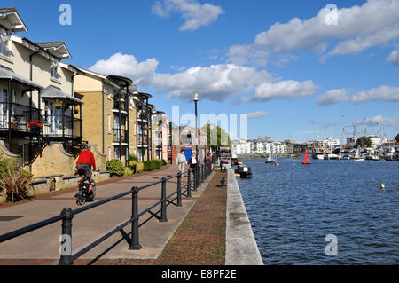 Mehrfamilienhäuser in Hotwells und Fußgängerweg entlang Bristol Stadt-Docks, UK Stockfoto