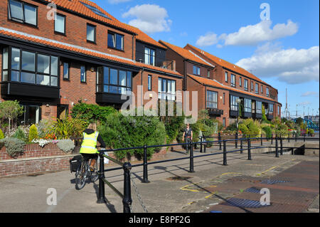 Mehrfamilienhäuser in Hotwells und Fußgängerweg entlang Bristol Stadt-Docks, UK Stockfoto