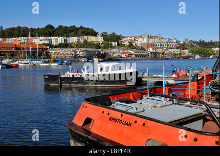 Bristol Stadt-Docks Missachtung Hafen, Boote vor Anker im Underfall Yard von Helling mit Hotwells und Clifton Holz im Hintergrund, UK Stockfoto