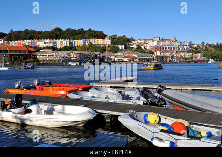 Bristol Stadt-Docks Missachtung Hafen, Boote vor Anker im Underfall Yard von Helling mit Hotwells und Clifton Holz im Hintergrund, UK Stockfoto