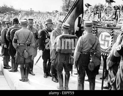 Nürnberger Rallye 1934 in Nürnberg - Einsatz von Mitgliedern der SA (Sturmabteilung) und SS (Schutzstaffel) während der Weihe mit der "Blutflagge" am 09. September 1934. Neue Banner von SA- und SS-Einheiten wurden mit der "Blood Flag" (hinter Hitler) geweiht, die angeblich während der Bierhalle Putsch getragen wurde. Hinter der "Blutflagge": Kommandeur der SA, Viktor Lutze. (Qualitätsmängel aufgrund der historischen Bildkopie) Fotoarchiv für Zeitgeschichtee – KEIN KABELDIENST – Stockfoto