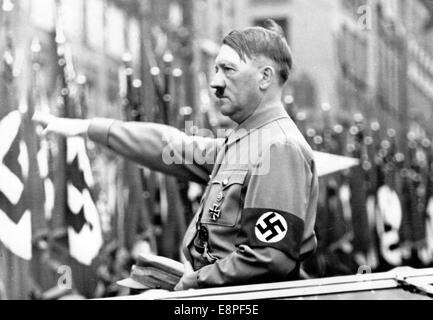 Die Nazi-Propaganda! Das Bild zeigt Adolf Hitler, der Mitglieder der SA, der SS, der NSKK und der NSFK begrüßt, die ihm bei der Nürnberger Rallye am 6-13. September 1937 in Nürnberg vorbeimarschieren. Fotoarchiv für Zeitgeschichte Stockfoto