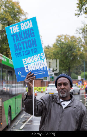 Nottingham, UK. 13. Oktober 2014. NHS-Streik: Arbeitnehmer, Hebammen, Krankenschwestern und Krankenwagen Mitarbeiter protestieren außerhalb Stadtkrankenhaus Hucknall unterwegs heute Morgen zwischen (07.00-11:00). Sie fordern Fair-Pay nach jahrelanger Lohnzurückhaltung. Viel Unterstützung von vorbeifahrenden.  Bildnachweis: IFIMAGE/Alamy Live-Nachrichten Stockfoto