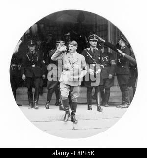 Nürnberger Rallye 1933 in Nürnberg – Adolf Hitler und sein Gefolge verlassen den Parteikongress in der Luitpold Hall auf dem Nazi-Parteigelände. Rechts von Hitler: Reichsminister Rudolf Hess. (Qualitätsmängel aufgrund der historischen Bildkopie) Fotoarchiv für Zeitgeschichtee - KEIN KABELDIENST - Stockfoto
