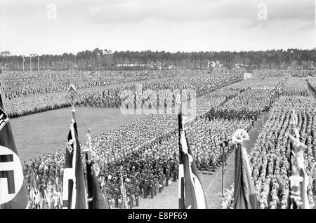 Nürnberger Rallye 1933 in Nürnberg - großer Appell an die Inhaber von Nazi-Parteibüros auf dem Nazi-Parteirallplatz. (Qualitätsmängel aufgrund der historischen Bildkopie) Fotoarchiv für Zeitgeschichtee – KEIN KABELDIENST – Stockfoto