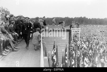 Nürnberger Rallye 1933 in Nürnberg - Adolf Hitler und sein Gefolge auf der Rednerplattform des Nazi-Parteigeländes. Hinter Hitler Reichsminister Rudolf Hess. (Qualitätsmängel aufgrund der historischen Bildkopie) Fotoarchiv für Zeitgeschichtee – KEIN KABELDIENST – Stockfoto