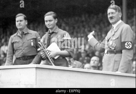 Nürnberger Rallye in Nürnberg - Adolf Hitler auf der Rednerplattform der Nazi-Parteirallye. Links: Leiter des Hitlerjugendbaldur von Schirach. (Qualitätsmängel aufgrund der historischen Bildkopie) Fotoarchiv für Zeitgeschichtee - KEIN KABELDIENST - Stockfoto