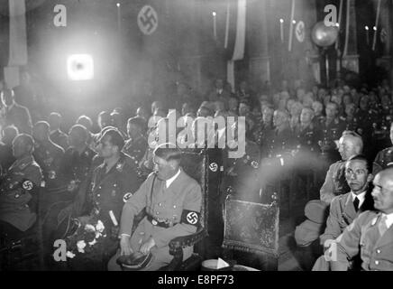 Nürnberger Rallye 1933 in Nürnberg - Adolf Hitler, Reichsminister Rudolf Hess (Linke Hitlers), Reichsminister der Propaganda Joseph Goebbels (2-R) und Herausgeber von "der Stuermer" (Angreifer) Julius Streicher (R) während einer Rede des Bürgermeisters von Nürnberg Willy Liebel bei einem Empfang im Nürnberger. (Qualitätsmängel aufgrund der historischen Bildkopie) Fotoarchiv für Zeitgeschichtee – KEIN KABELDIENST – Stockfoto