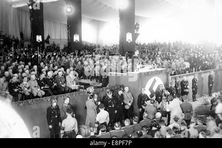 Nürnberger Rallye 1933 in Nürnberg - Eröffnung des Parteikongresses Reichsminister Rudolf Hess in der Luitpold Hall auf dem Nazi-Parteigelände. Hinter links in der ersten Reihe: Adolf Hitler. (Qualitätsmängel aufgrund der historischen Bildkopie) Fotoarchiv für Zeitgeschichtee – KEIN KABELDIENST – Stockfoto