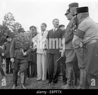 Nürnberger Rallye 1933 in Nürnberg - Bürgermeister von Nürnberg Willy Liebel (L) erläutert die Umgestaltungsarbeiten von Luitpoldhain, um einen Paradeplatz namens Luitpold Arena zu Adolf Hitler zu schaffen. Links von Hitler im hellen Anzug, Reichsminister Rudolf Hess. (Qualitätsmängel aufgrund der historischen Bildkopie) Fotoarchiv für Zeitgeschichtee – KEIN KABELDIENST – Stockfoto