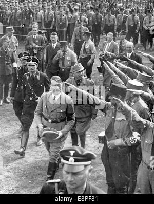 Nürnberger Rallye 1933 in Nürnberg - Adolf Hitler und sein Gefolge gehen auf dem Nazi-Parteigelände an einer Reihe von Mitgliedern der SA (Sturmabteilung) vorbei. Zur Linken von Hitler: Reichsminister Rudolf Hess. (Qualitätsmängel aufgrund der historischen Bildkopie) Fotoarchiv für Zeitgeschichtee - KEIN KABELDIENST - Stockfoto