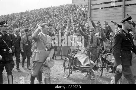 Nürnberger Rallye 1933 in Nürnberg - Adolf Hitler kommt an Kriegsinvaliden vorbei, während der große Appell der Nazi-Parteibüros auf dem Nazi-Parteirallplatz stattfand. (Qualitätsmängel aufgrund der historischen Bildkopie) Fotoarchiv für Zeitgeschichtee - KEIN KABELDIENST - Stockfoto