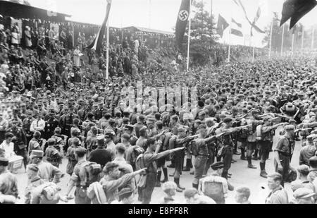 Nürnberger Rallye 1933 in Nürnberg, Deutschland - Mitglieder der SA (Sturmabteilung) und des HJ (Hitler Youth) vor dem Hauptbahnhof. (Qualitätsmängel aufgrund der historischen Bildkopie) Fotoarchiv für Zeitgeschichtee – KEIN KABELDIENST – Stockfoto