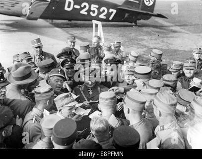 Nürnberger Rallye 1933 in Nürnberg - Hermann Göring ist von Mitgliedern der SA (Sturmabteilung) umgeben, während er Autogramme signiert. (Qualitätsmängel aufgrund der historischen Bildkopie) Fotoarchiv für Zeitgeschichtee - KEIN KABELDIENST - Stockfoto