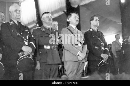 Nürnberger Rallye 1933 in Nürnberg, Deutschland - Reichsminister Rudolf Hess (R-L), Adolf Hitler und Kommandeur der SA (Sturmabteilung) Ernst Röhm nehmen am Parteikongress in Luitpold Hall auf dem Nazi-Parteigelände Teil. (Qualitätsmängel aufgrund der historischen Bildkopie) Fotoarchiv für Zeitgeschichtee - KEIN KABELDIENST - Stockfoto