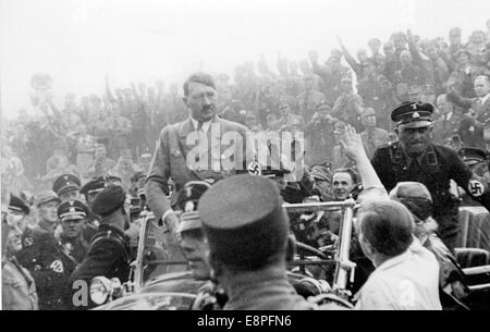 Nürnberger Rallye 1933 in Nürnberg - Adolf Hitler in seinem Auto, umgeben von Mitgliedern der SA (Sturmabteilung) und SS (Schutzstaffel) auf dem Nazi-Parteigelände. (Qualitätsmängel aufgrund der historischen Bildkopie) Fotoarchiv für Zeitgeschichtee - KEIN KABELDIENST - Stockfoto