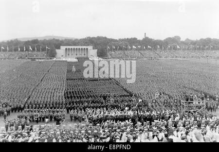 Nürnberger Rallye 1933 in Nürnberg – Blick von der Rednerplattform der Luitpold Arena in Richtung Ehrenhalle. SA (Sturmabteilung) Einheiten stehen vor Adolf Hitler auf dem Nazi-Parteigelände. (ACHTUNG: ORIGINALKOPIE WURDE UNTEN RETUSCHIERT) (Qualitätsmängel aufgrund der historischen Bildkopie) Fotoarchiv für Zeitgeschichtee - KEIN KABELDIENST - Stockfoto