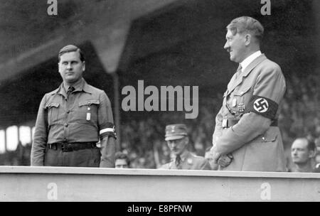 Nürnberger Rallye 1933 in Nürnberg, Deutschland - Adolf Hitler (R) und Leiter der Hitlerjugend (HJ) Baldur von Schirach auf der Rednerplattform während einer märzveranstaltung der Hitlerjugend auf dem Nazi-Parteigelände. (Qualitätsmängel aufgrund der historischen Bildkopie) Fotoarchiv für Zeitgeschichtee - KEIN KABELDIENST - Stockfoto