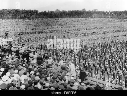 Nürnberger Rallye 1933 in Nürnberg - Appell der Amtsträger des NSDAP während einer Rede von Adolf Hitler (links auf dem Bahnsteig) auf dem Zeppelin-Feld auf dem Nazi-Parteigelände. (Qualitätsmängel aufgrund der historischen Bildkopie) Fotoarchiv für Zeitgeschichtee - KEIN KABELDIENST - Stockfoto