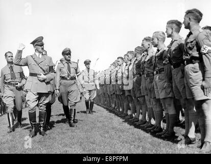Nürnberger Rallye 1936 in Nürnberg – Adolf Hitler inspiziert bei den Nazi-Parteikundgebungen eine Aufstellung der Hitlerjugend (HJ). Auf der linken Seite: Reichsminister Rudolf Hess. (Qualitätsmängel aufgrund der historischen Bildkopie) Fotoarchiv für Zeitgeschichtee - KEIN KABELDIENST - Stockfoto