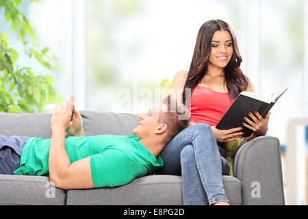 Junges Paar entspannte sitzen auf einer Couch zu Hause Stockfoto