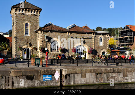 Pump House Pub Hotwells, durch Sperre auf schwimmenden Hafen von Bristol Stockfoto