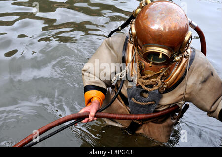 Arbeitshelm Taucher betreten / verlassen Wasser halten Oberfläche geliefert Airline. Bristol Stadt-Docks toller Hafen Stockfoto