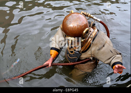 Arbeitshelm Taucher betreten / verlassen Wasser halten Oberfläche geliefert Airline. Bristol Stadt-Docks toller Hafen Stockfoto