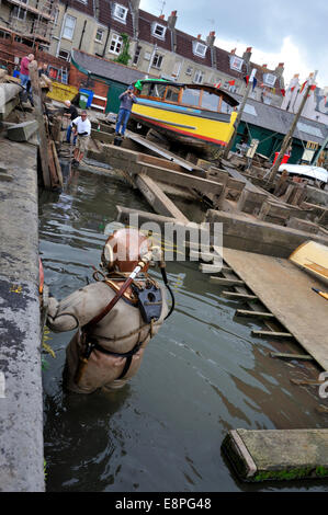 Arbeitshelm Taucher verlassen / betreten Wasser mit Oberfläche geliefert Airline. Bristol Stadt-Docks Missachtung Hafen Underfall Yard slipwa Stockfoto