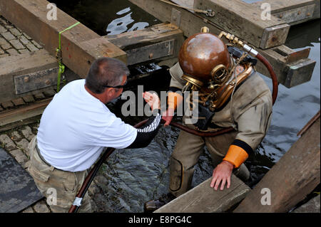 Arbeitshelm Taucher betreten / verlassen Wasser halten Oberfläche geliefert Airline. Bristol Stadt-Docks toller Hafen Stockfoto