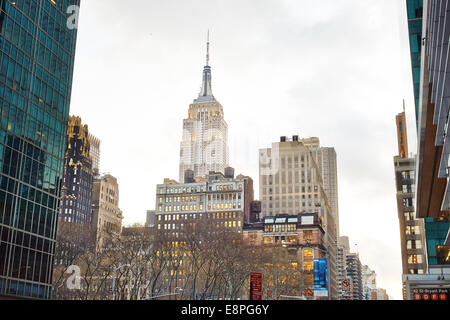 Straße in Manhattan mit dem Chrysler Building im Hintergrund Stockfoto