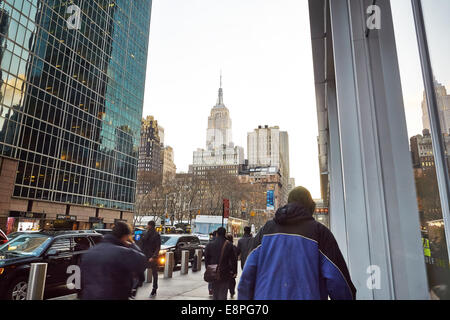 Straße in Manhattan mit dem Chrysler Building im Hintergrund Stockfoto