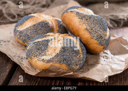 Frisch gemacht Mohnöl Brötchen (auf dunklem Holz) Stockfoto