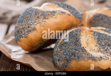 Frisch gemacht Mohnöl Brötchen (auf dunklem Holz) Stockfoto