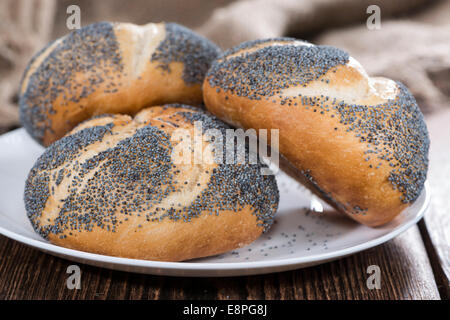 Frisch gemacht Mohnöl Brötchen (auf dunklem Holz) Stockfoto