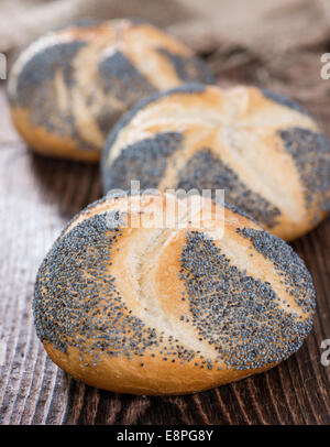 Frisch gemacht Mohnöl Brötchen (auf dunklem Holz) Stockfoto
