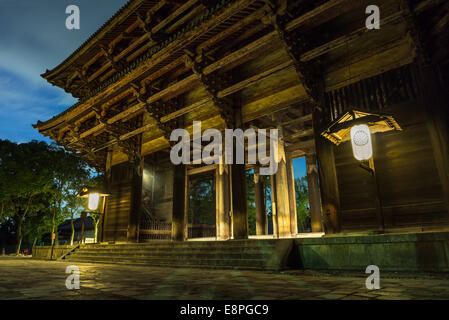 Nandaimon, das Südtor des Todaiji-Tempels im Nara Park, Japan in der Nacht im Juli 2014 Stockfoto