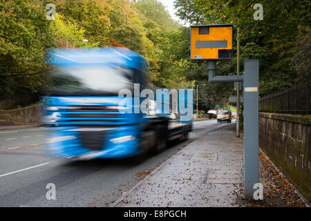 Verschwommener Verkehr; Straßenfahrzeuge, die am Gatso-Zähler vorbeifahren, Radarkamera, Stadtzentrum Penwortham, Preston, Lancashire, UK Stockfoto