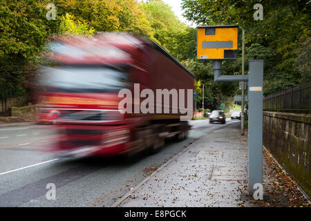 Verschwommener Verkehr; Straßenfahrzeuge, die am Gatso-Zähler vorbeifahren, Radarkamera, Stadtzentrum Penwortham, Preston, Lancashire, UK Stockfoto