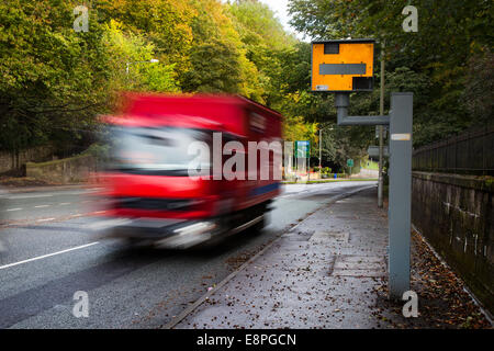 Verschwommener Verkehr; Straßenfahrzeuge, die am Gatso-Zähler vorbeifahren, Radarkamera, Stadtzentrum Penwortham, Preston, Lancashire, UK Stockfoto