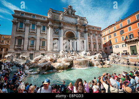 Rom, Italien - 12. Mai 2012: Touristen in den Trevi-Brunnen. Trevi-Brunnen ist ein Wahrzeichen des kaiserlichen Roms. Es ist eine Stockfoto