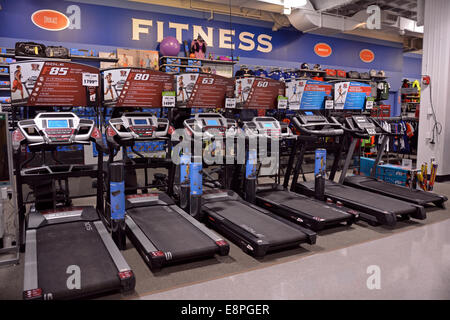 Laufbänder für Verkauf an Dick's Sporting Goods in Roosevelt Field Mall in Garden City, Long Island, New York Stockfoto