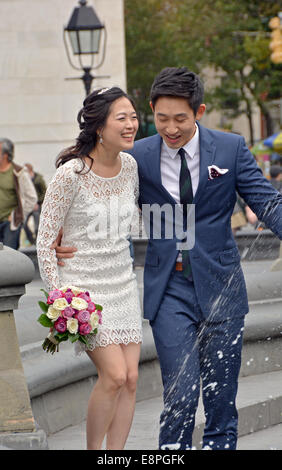 Porträt des asiatischen Verlobten am Brunnen im Washington Square Park in Greenwich Village, New York City. Stockfoto