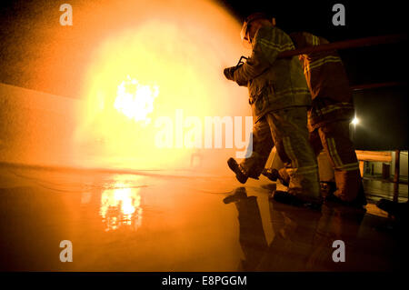 Feuerwehr Angriff eine Gas-Feuerstellen Stockfoto