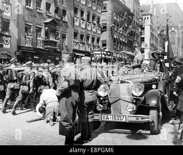 Nürnberger Rallye 1935 in Nürnberg, Deutschland - SA (Sturmabteilung) Truppen marschieren während einer Parade in der Stadt an Adolf Hitler vorbei. (Qualitätsmängel aufgrund der historischen Bildkopie) Fotoarchiv für Zeitgeschichtee - KEIN KABELDIENST - Stockfoto